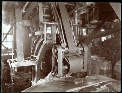 Interieur van grote riemaangedreven mechanische apparatuur bij de New York Leather Belting Co., New York, 1906 door Byron Company